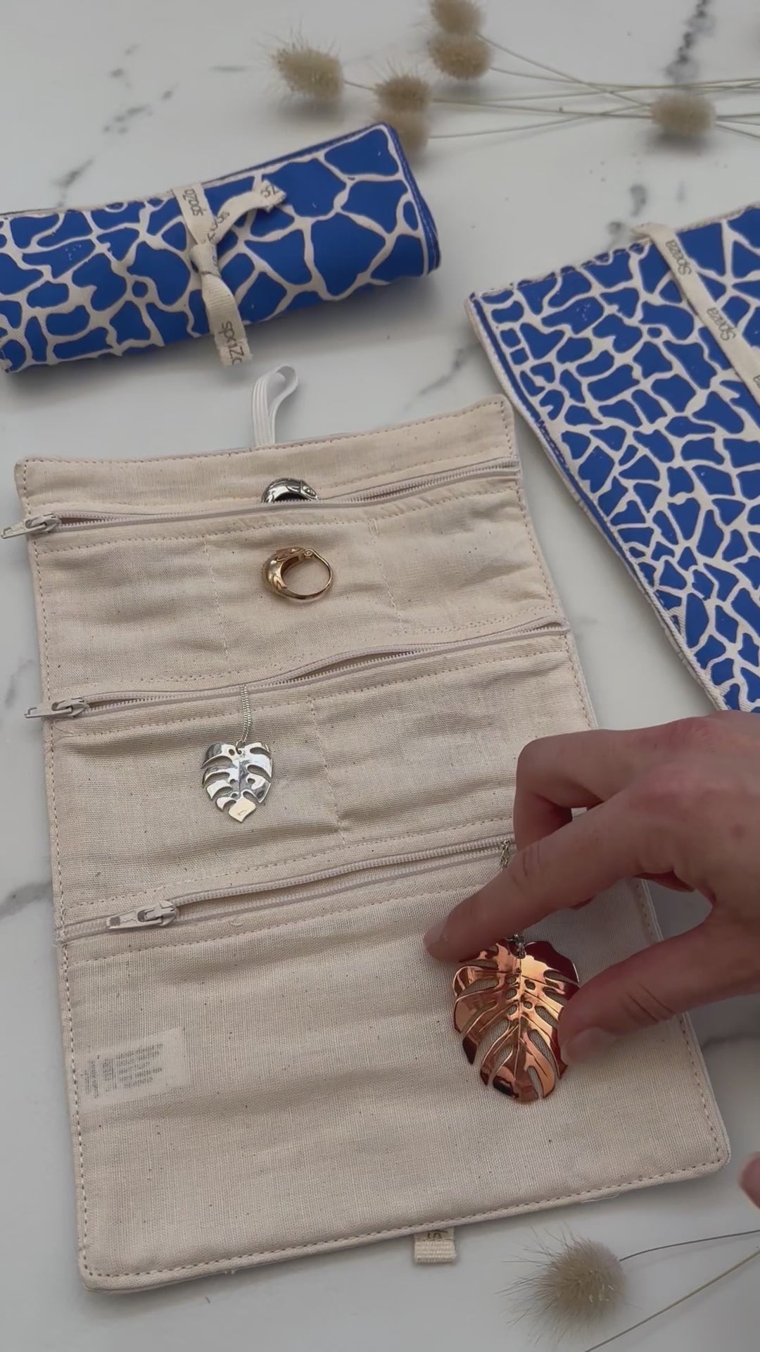 Jewellery Roll Giraffe | keeps your jewellery from tangling