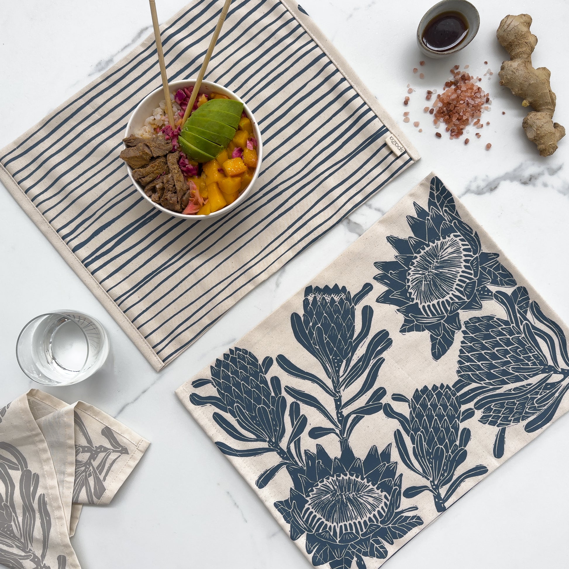 Placemats set of 2 Protea Print fabric, reversible table setting